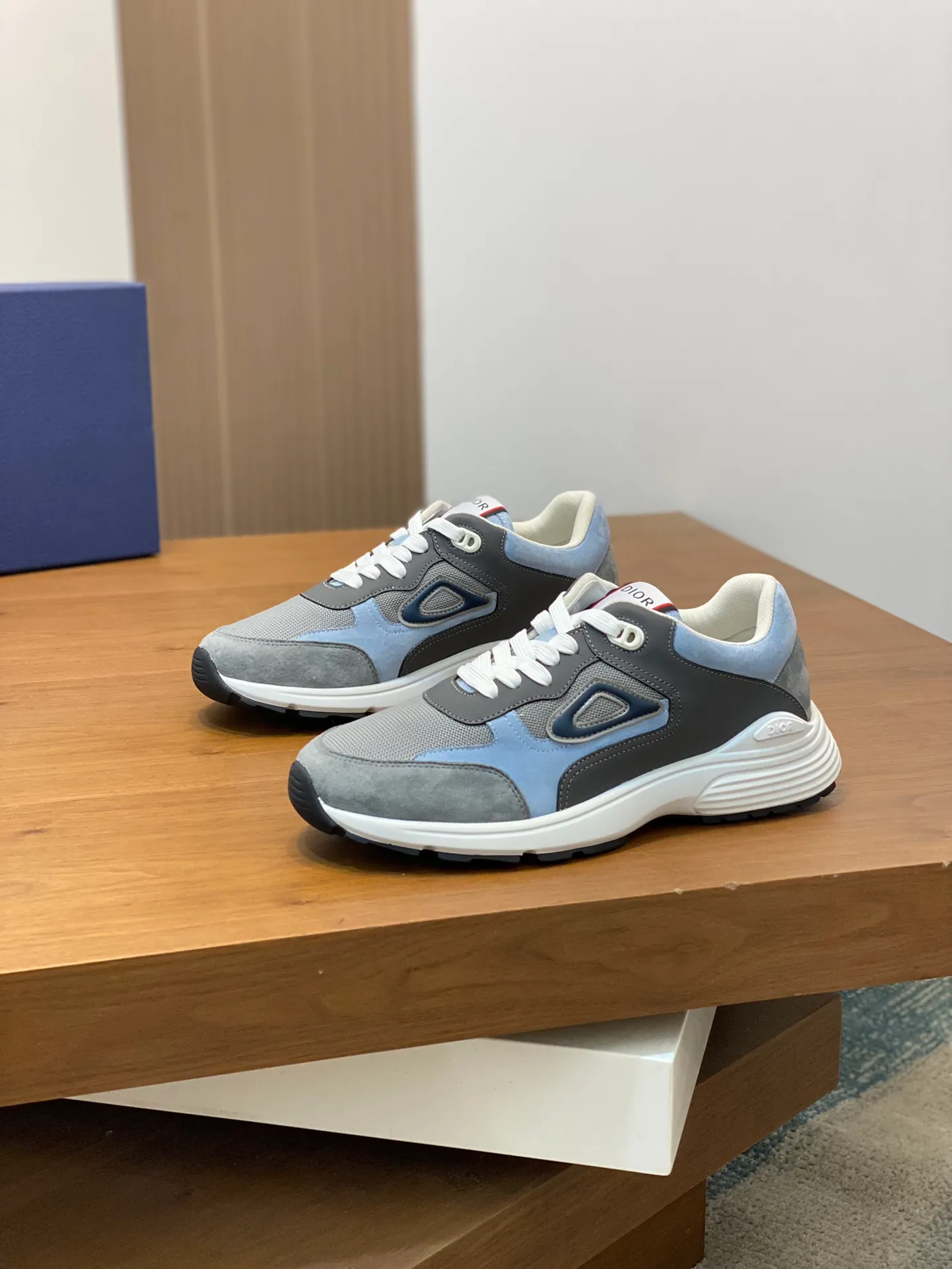 Men's Men's Shoes 💰440 [New Style] 🐦‍⬛🐦‍⬛ Dior Dior low-top series casual sports shoes sneakers original purchase development production production This sports shoe is a classic item. Crafted from Dior Gray cow leather with tonal CD Diamond canvas panels on the sides. The CD Icon-shaped shoelace eyelets are subtle and sophisticated, and the two-tone rubber sole, tongue and heel are all decorated with distinctive details for added sophistication. The padded high-top design makes the shape more refined and improves comfort and support. Fashionable and versatile, it can complement any look.  Exquisite packaging at the delivery counter 🛍📦 ▪️Fabric: Original customized calfskin ▪️Inner lining: Customized breathable lining ▪️Outsole: Original molded TPU combination outsole ▪️Sole thickness: 3CM ▪️Size: Men's size 39-45 (38 45 customized)